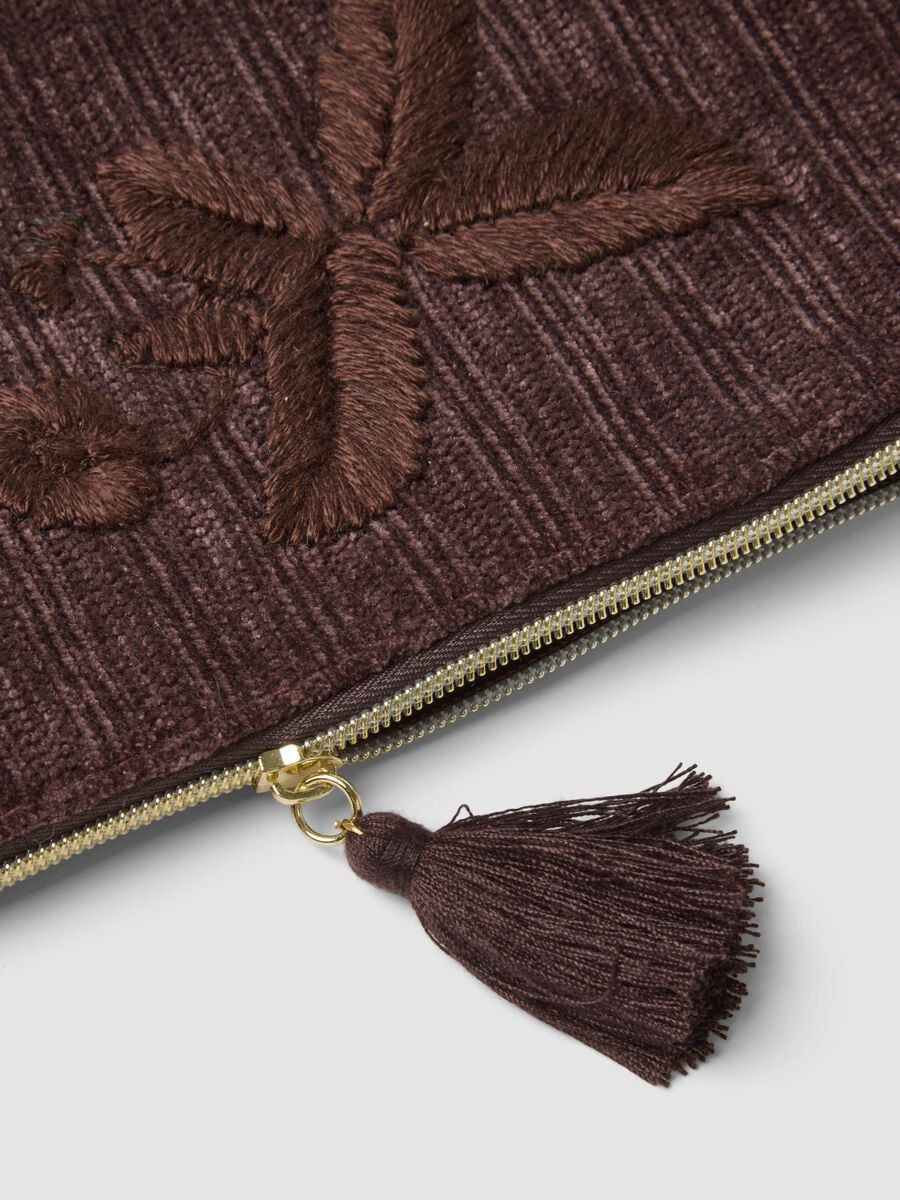 Pochette marrone con ricamo floreale e nappina_2