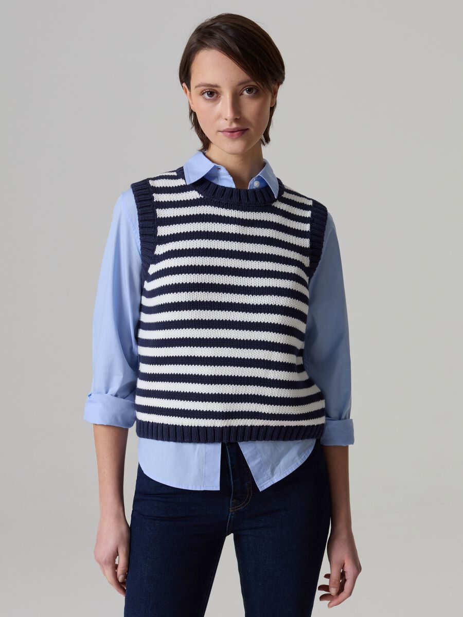 Closed gilet with ribbing and striped pattern_0