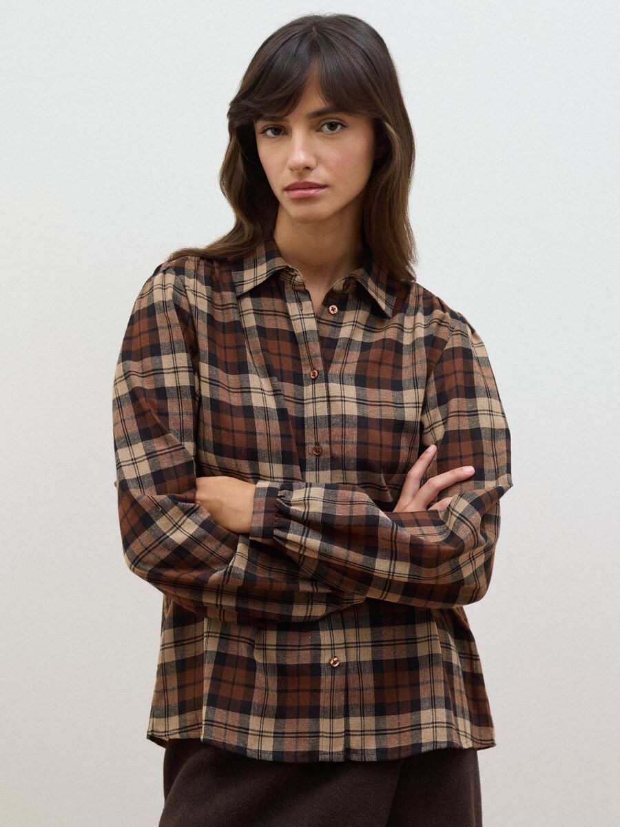 Camicia marrone a quadri con colletto classico_1