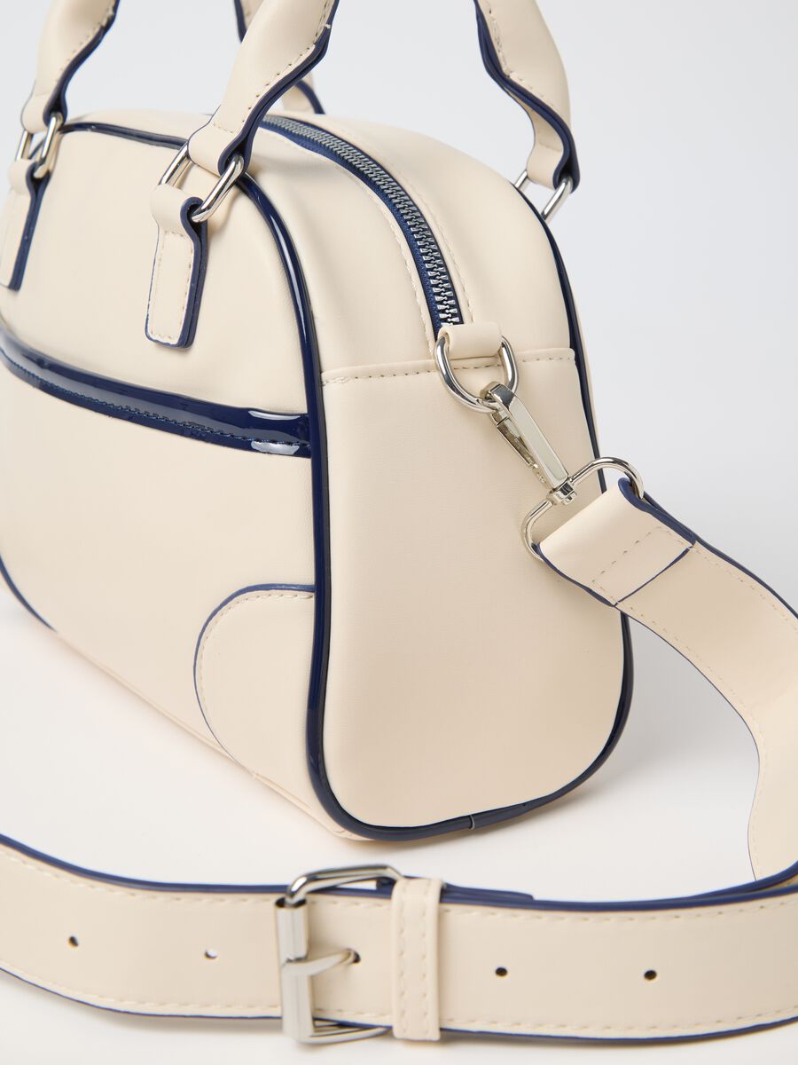 Beige shoulder bag with contrasting details_1