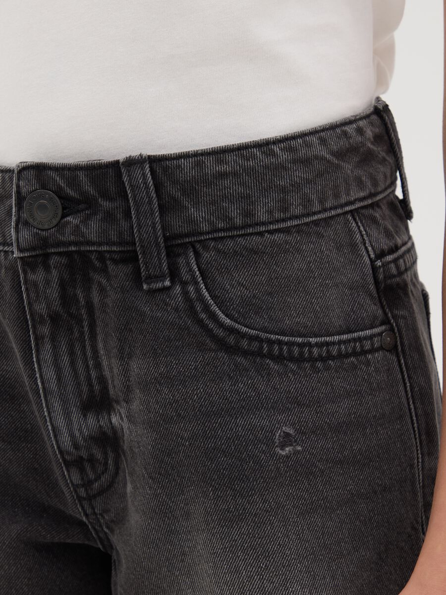 Black denim shorts with a ripped effect_3