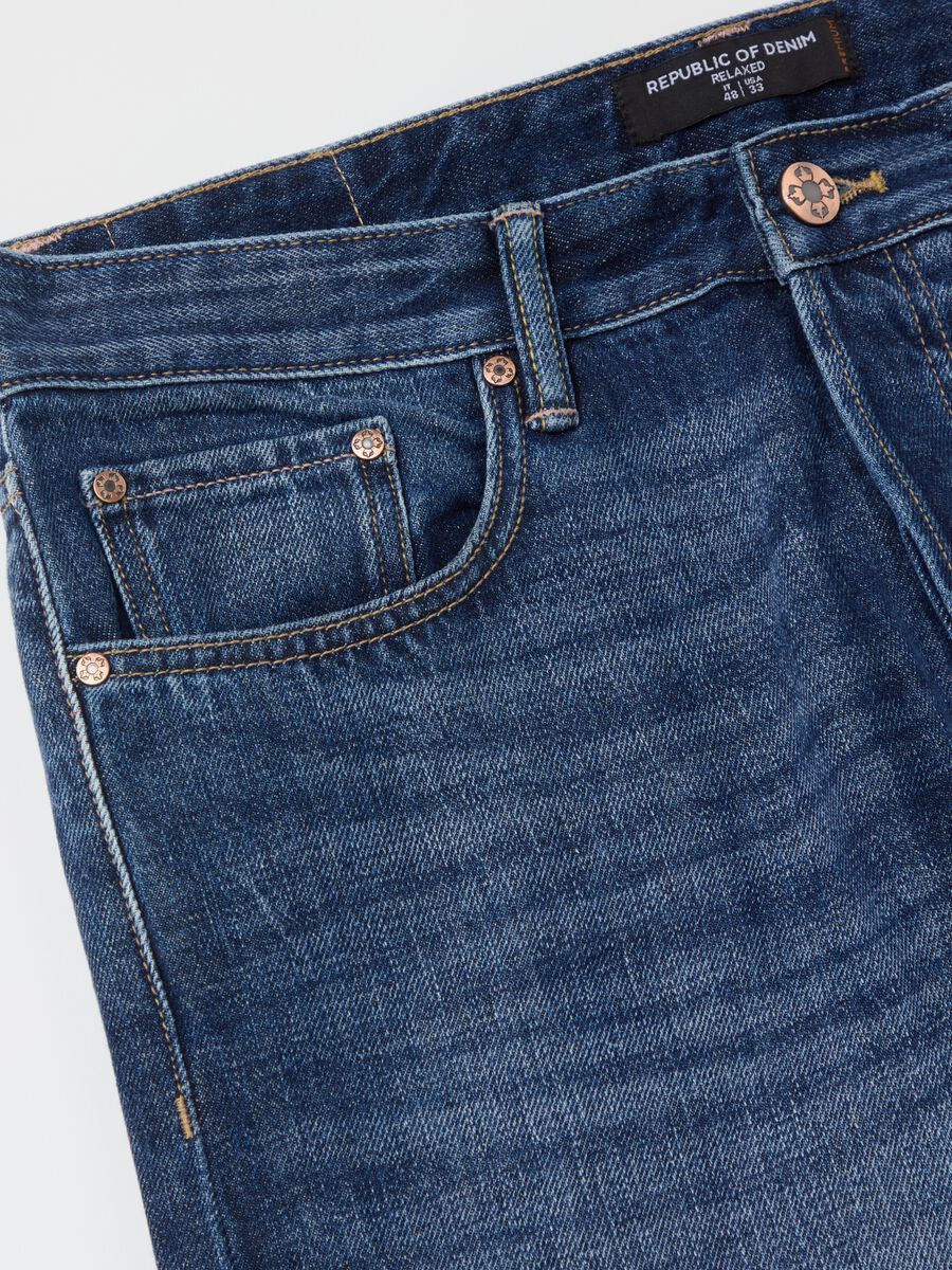 Relaxed-fit jeans with fading_5