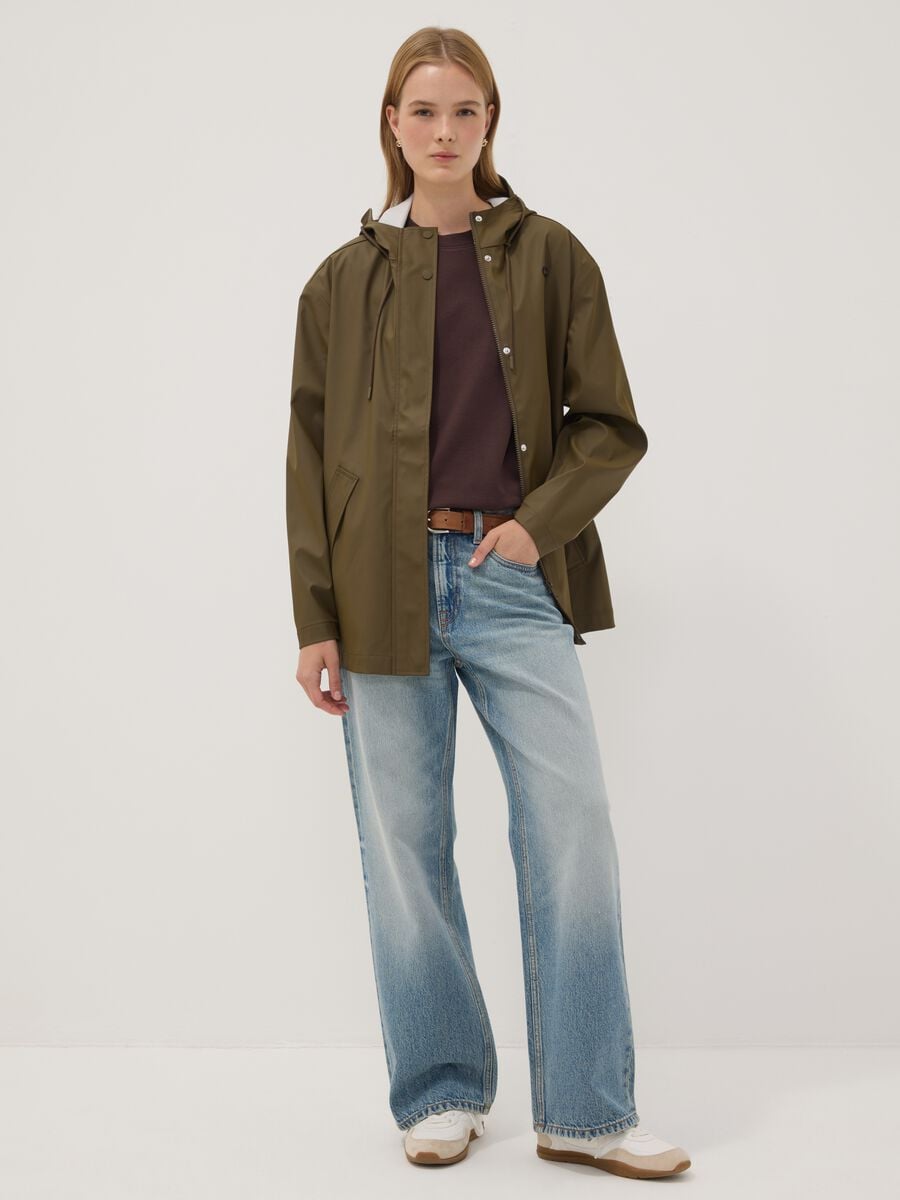 Giacca antipioggia verde con zip e cappuccio_2