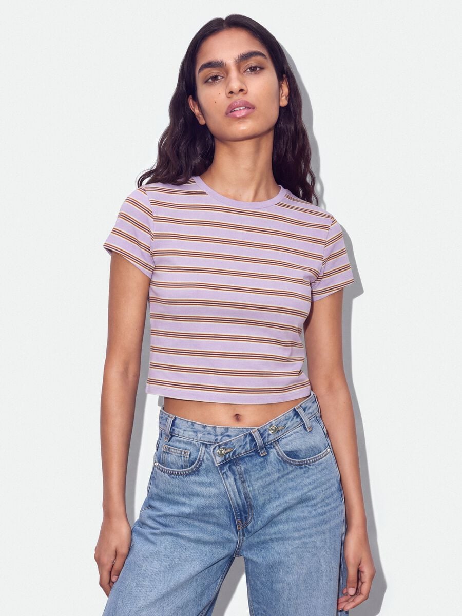 T-shirt crop viola in puro cotone a righe con stampa_0