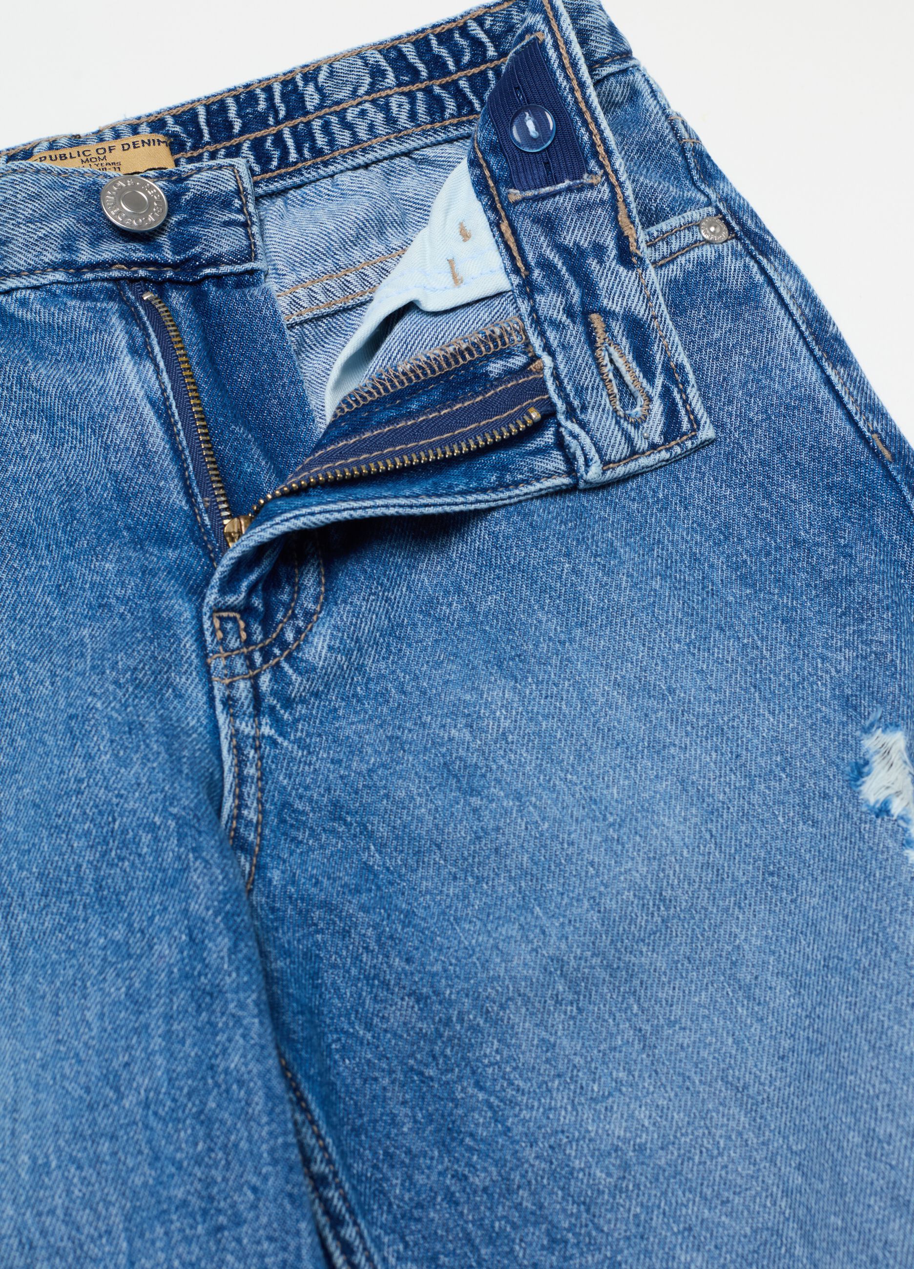 Jeans mom fit con abrasioni