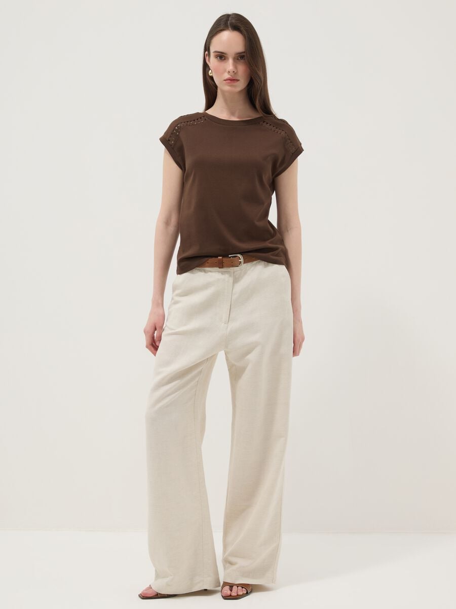 T-shirt marrone in puro cotone con dettagli traforati_2