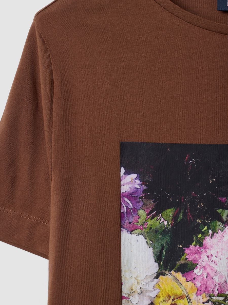 T-shirt marrone in puro cotone con stampa floreale regular fit_6