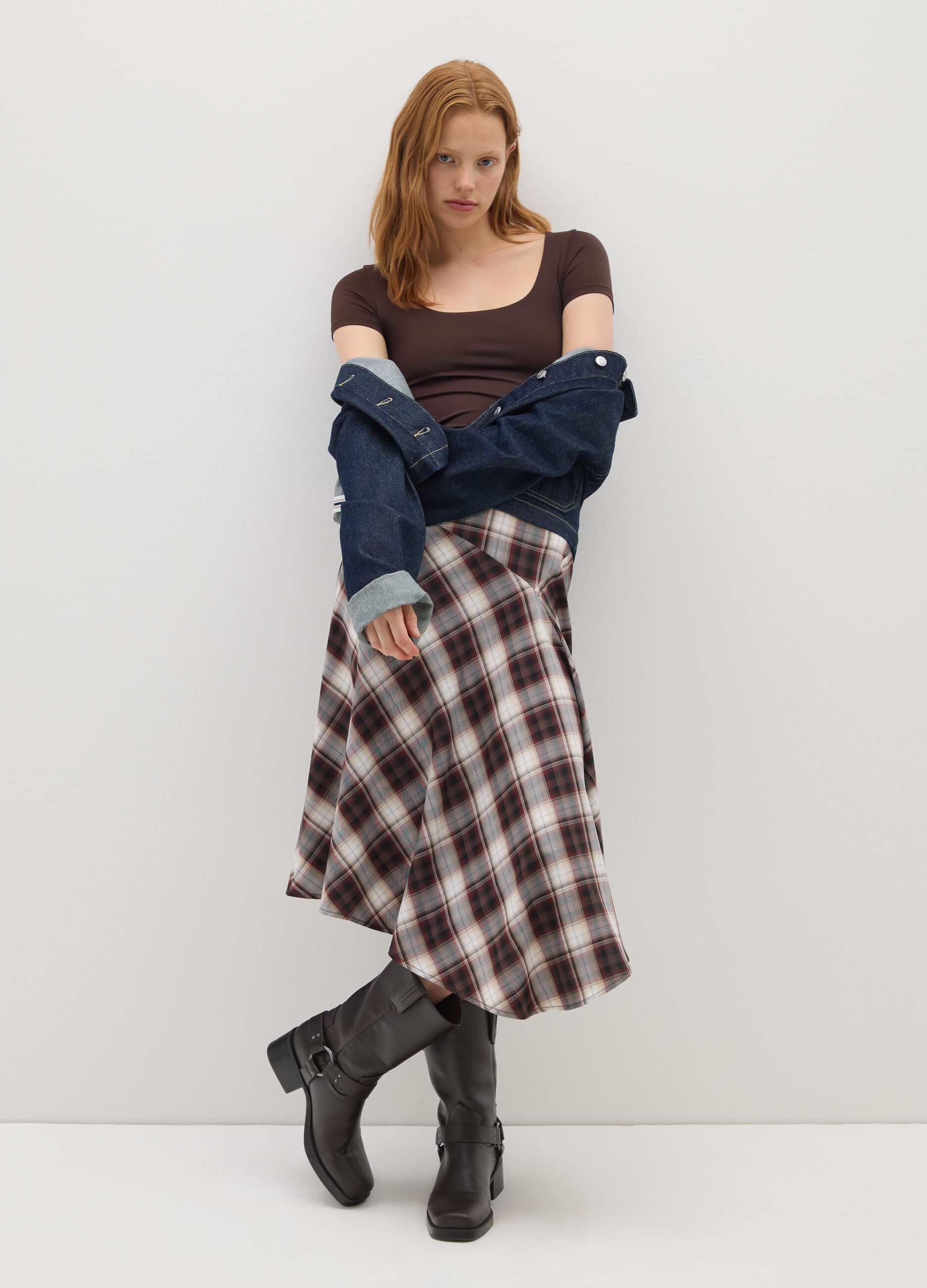 Top cropped marrone con scollo ampio
