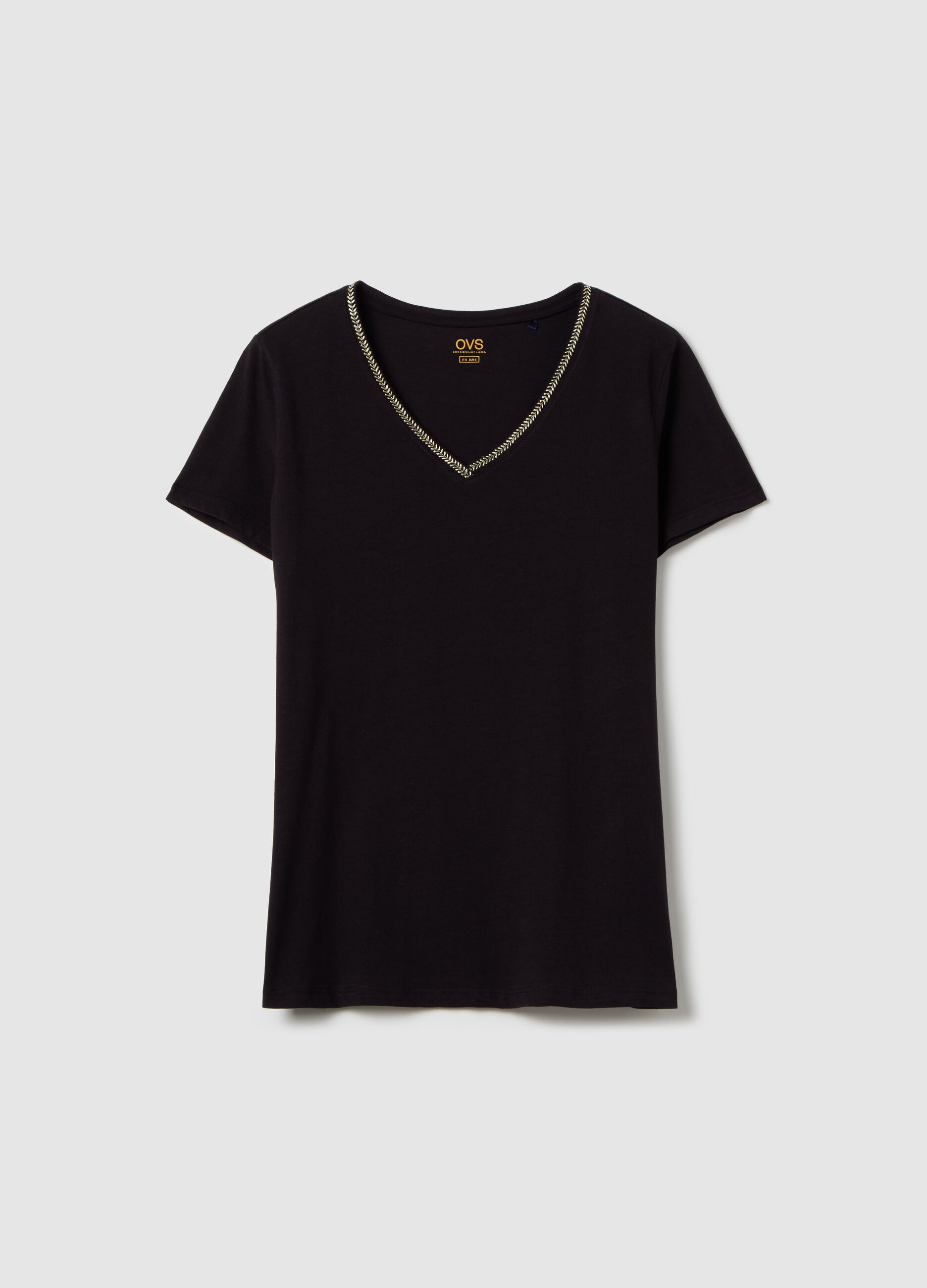 T-shirt with V neck and application