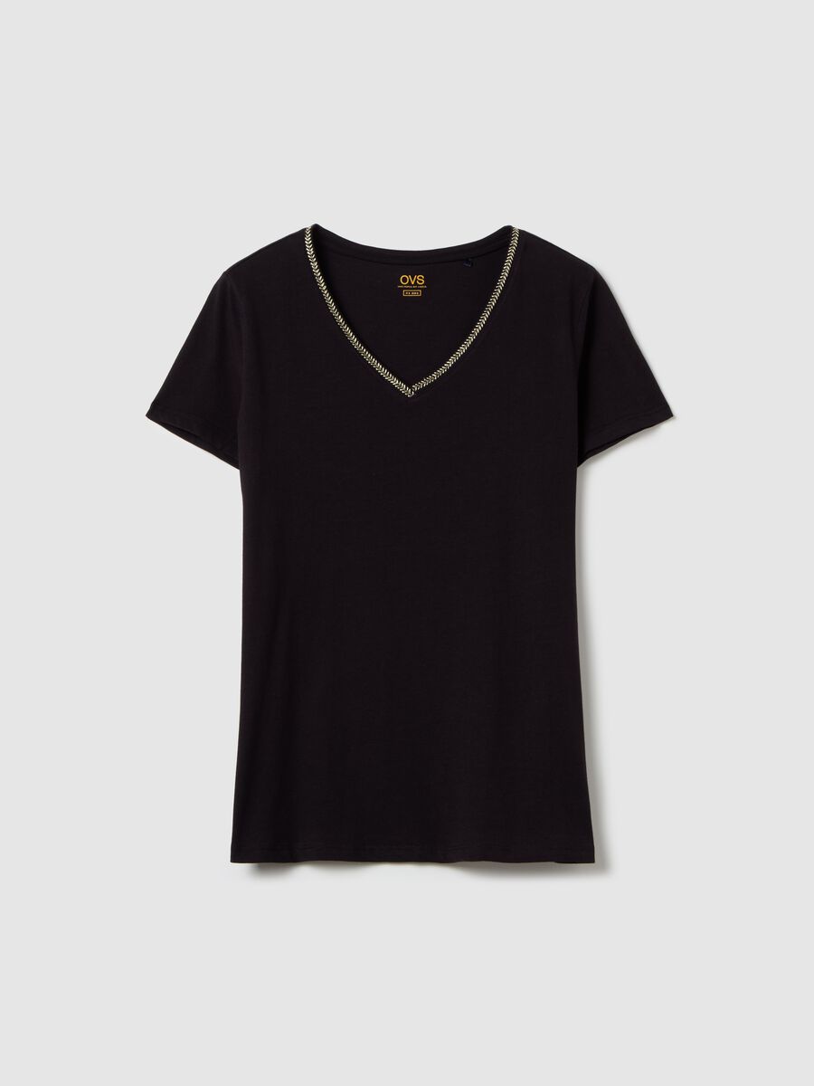 T-shirt with V neck and application_1