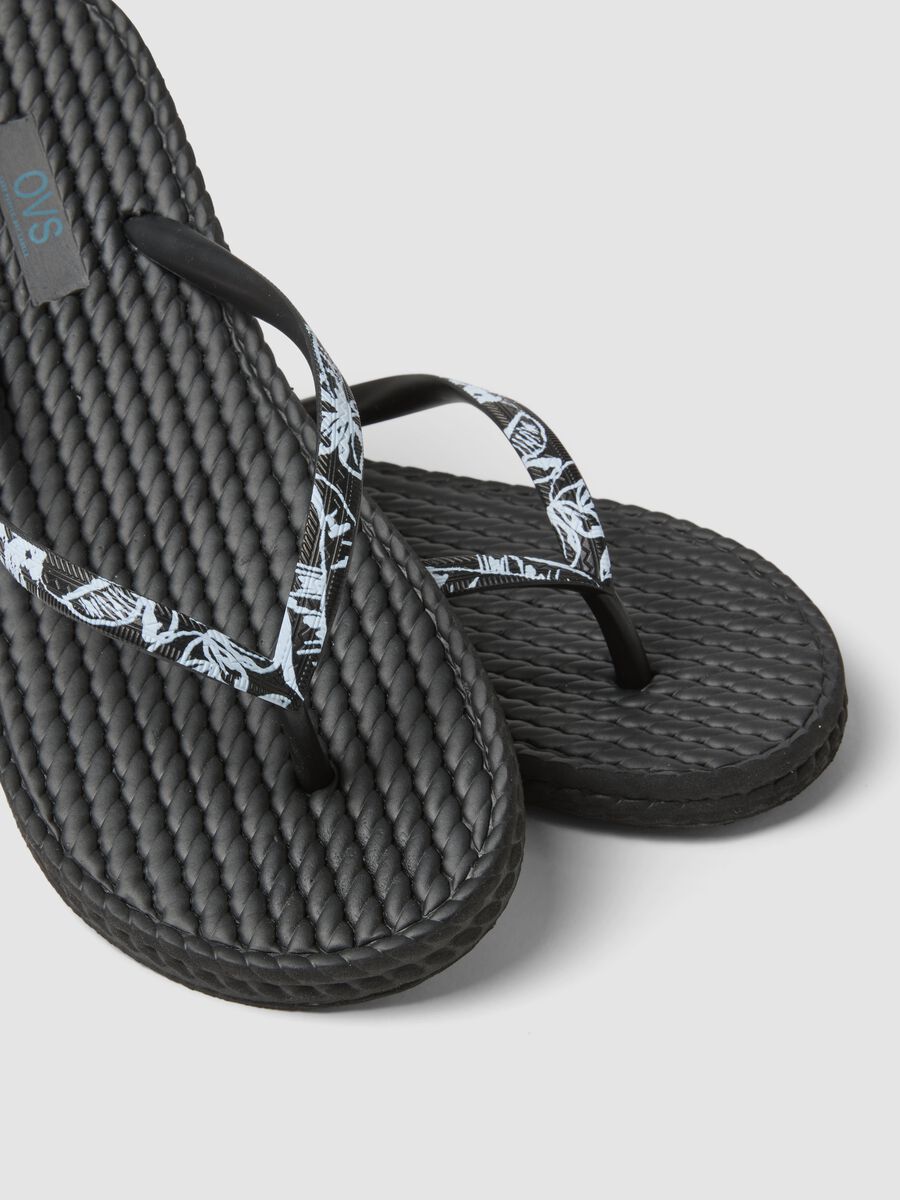 Infradito nere con fascette decorate e texture intrecciata_2