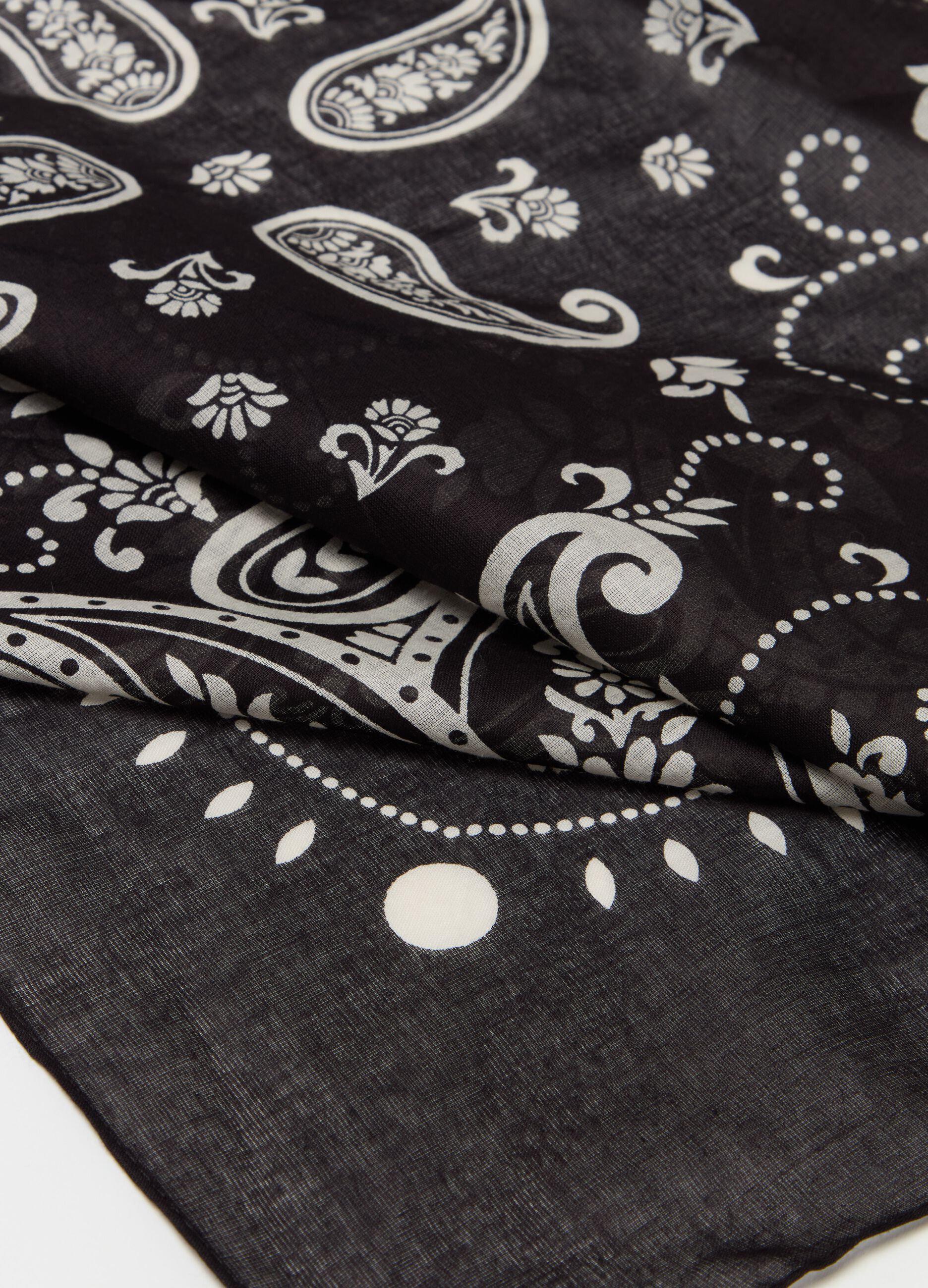 Contemporary foulard with paisley print