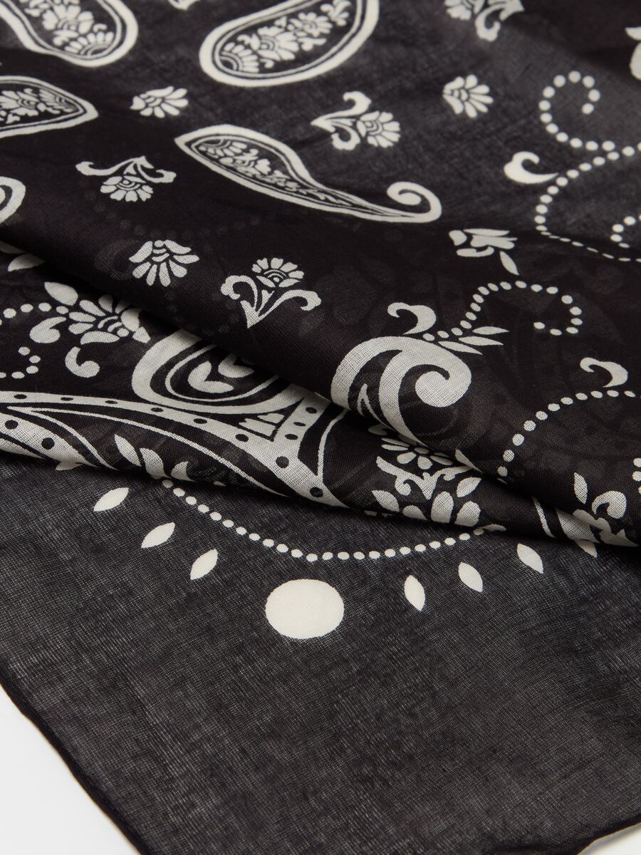 Contemporary foulard with paisley print_3