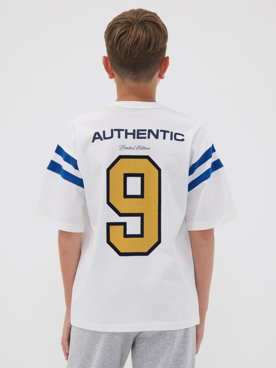 T-shirt relaxed fit bianca in puro cotone girocollo con scritta per ragazzo_2