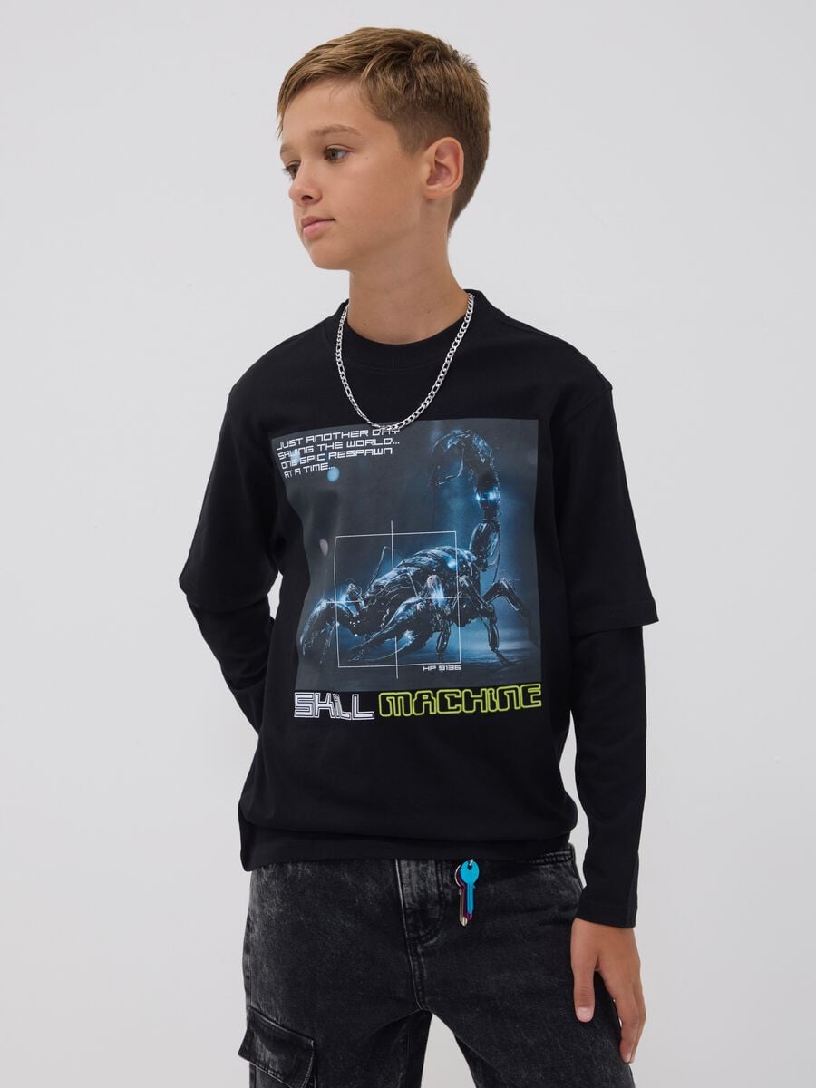 T-shirt nera in puro cotone con girocollo e stampa_1