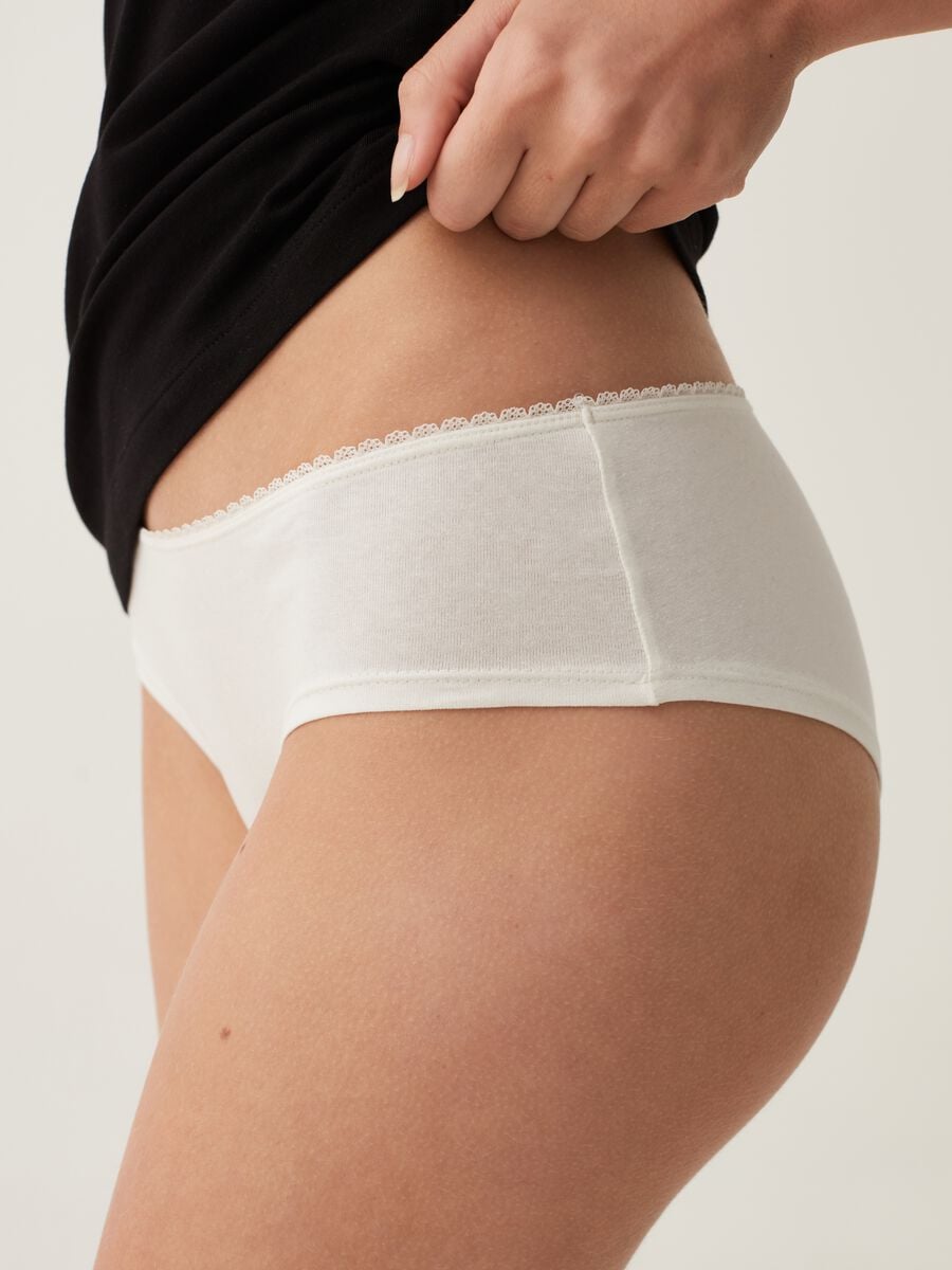 Two-pack knicker shorts with lace trim_3
