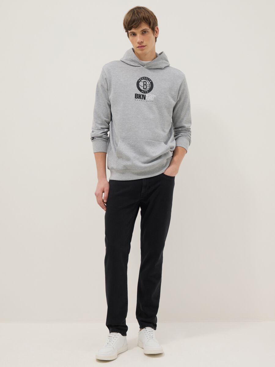 Felpa grigia con cappuccio in misto cotone con stampa NBA_1
