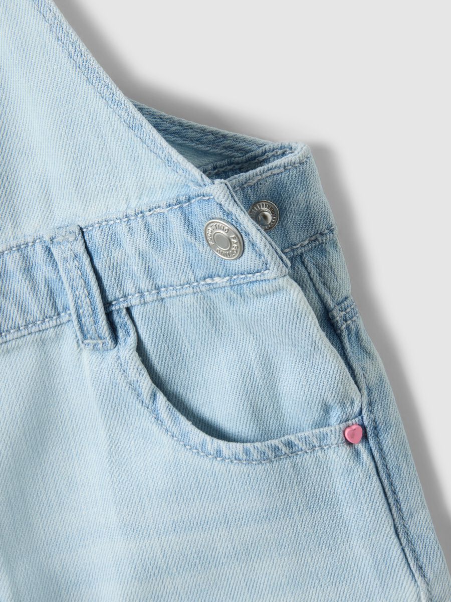 Salopette corta in misto cotone denim azzurra da bimba regular fit_2