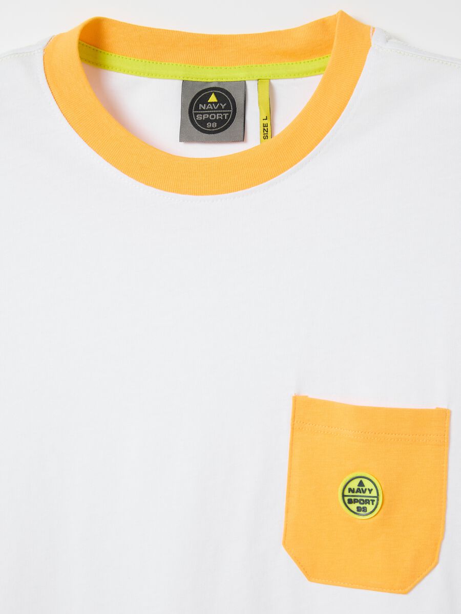 White T-shirt with pocket and contrasting details_5