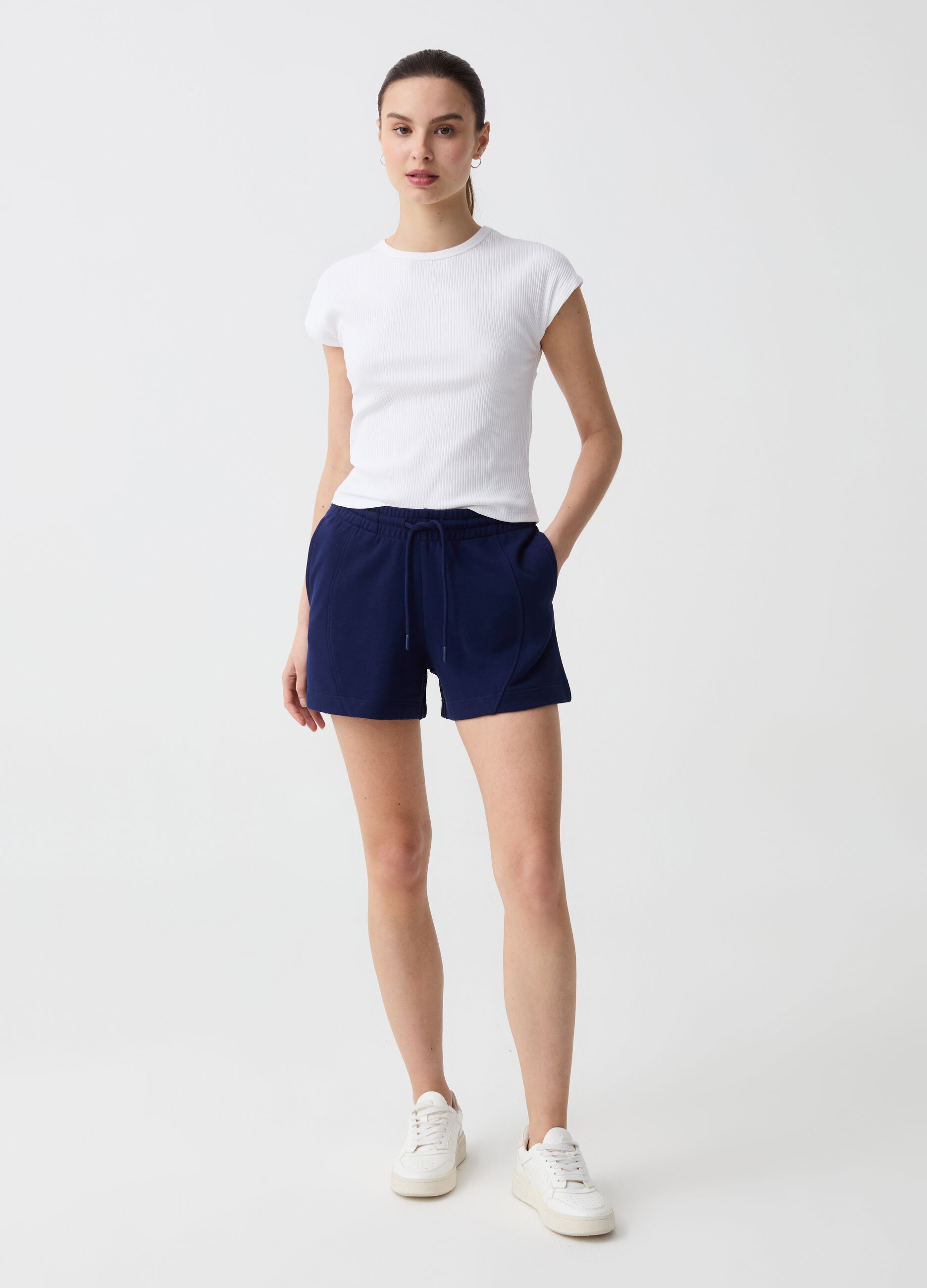 Essential shorts with raised stitching