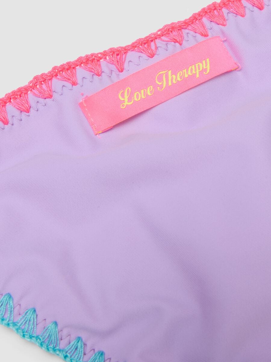 Bikini viola in tessuto elasticizzato con cuori applicati_3