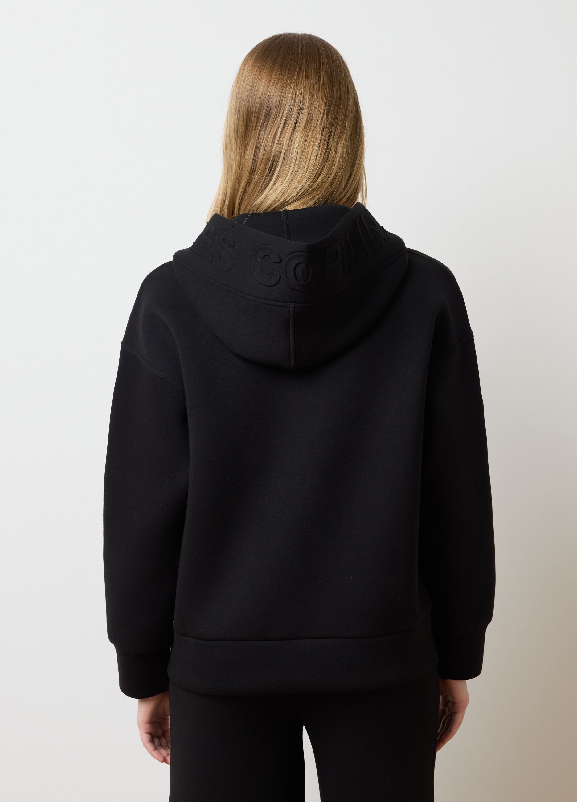 Felpa nera con cappuccio e zip 