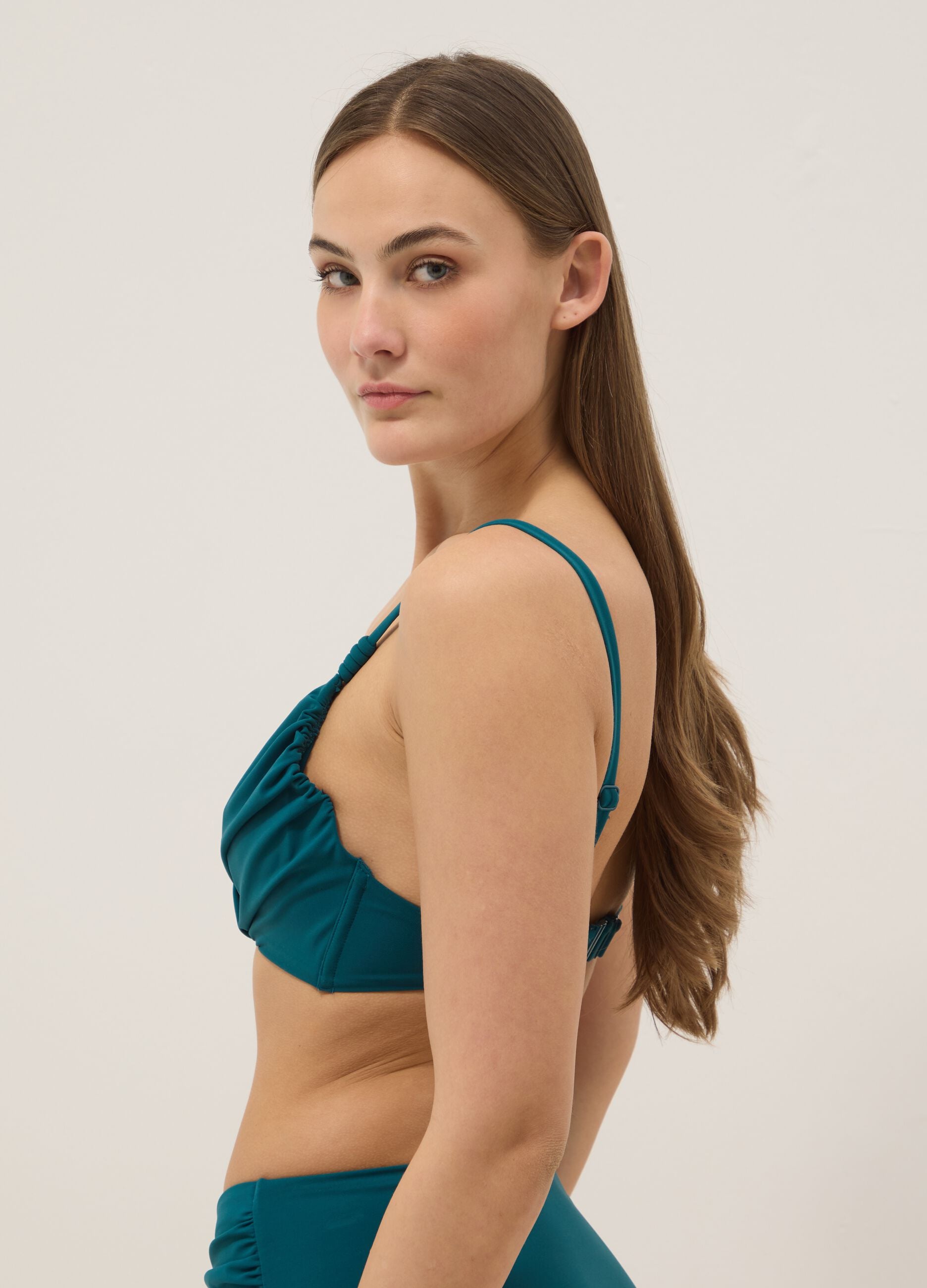 Top bikini verde in tessuto elasticizzato con effetto shaping
