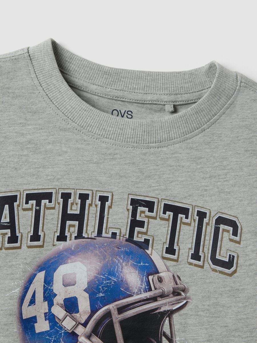 T-shirt grigia in misto cotone e viscosa con stampa college per bambino_2