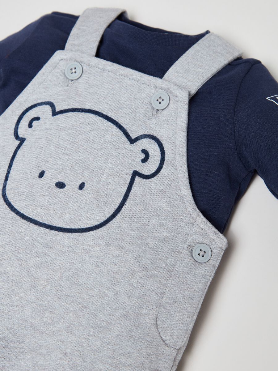 Set t-shirt e salopette con stampa _2