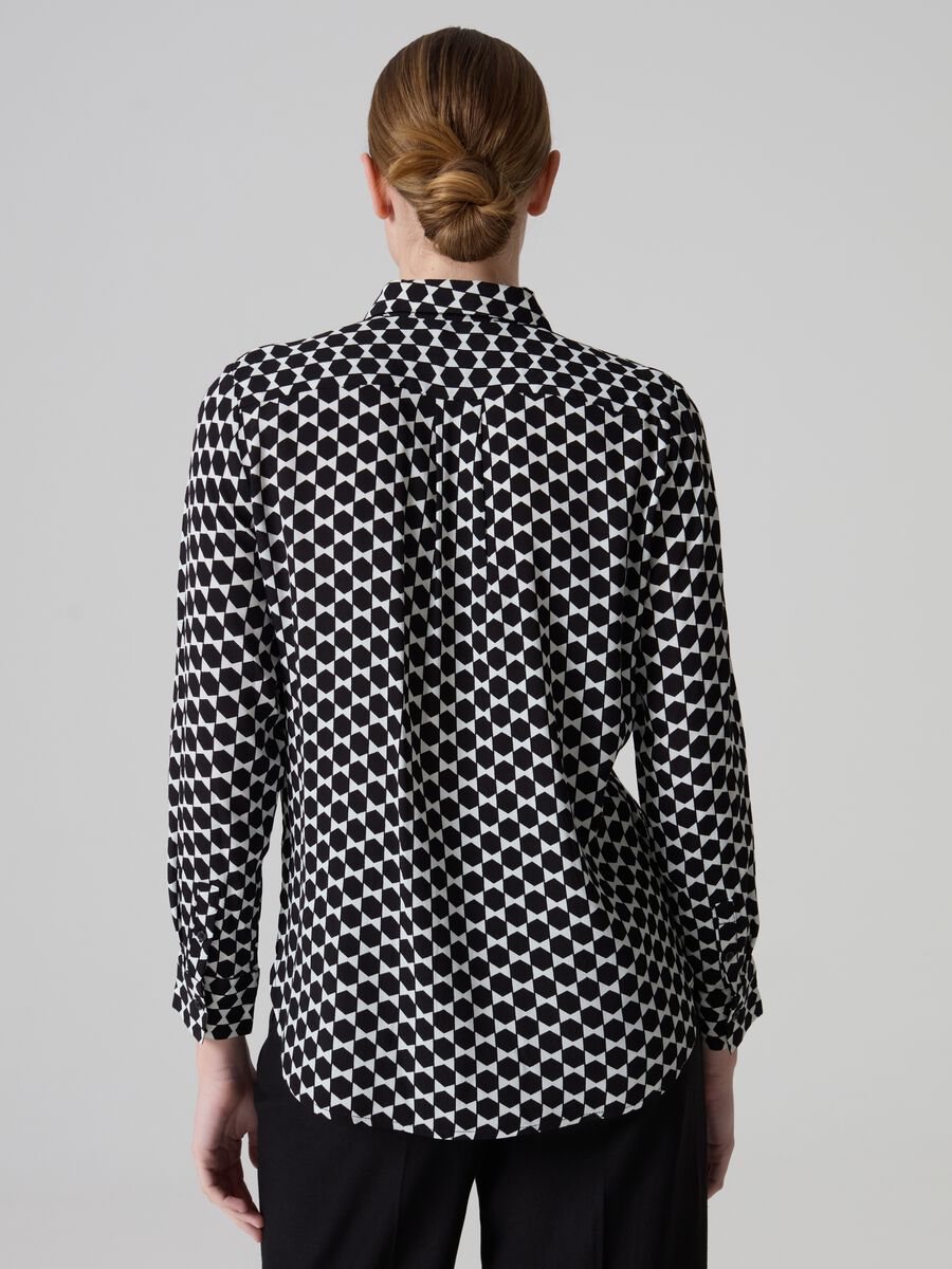 Contemporary shirt with geometric print_3