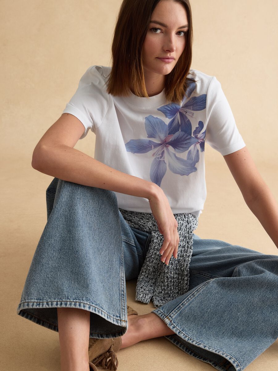 T-shirt in puro cotone bianco regular fit con stampa floreale_0