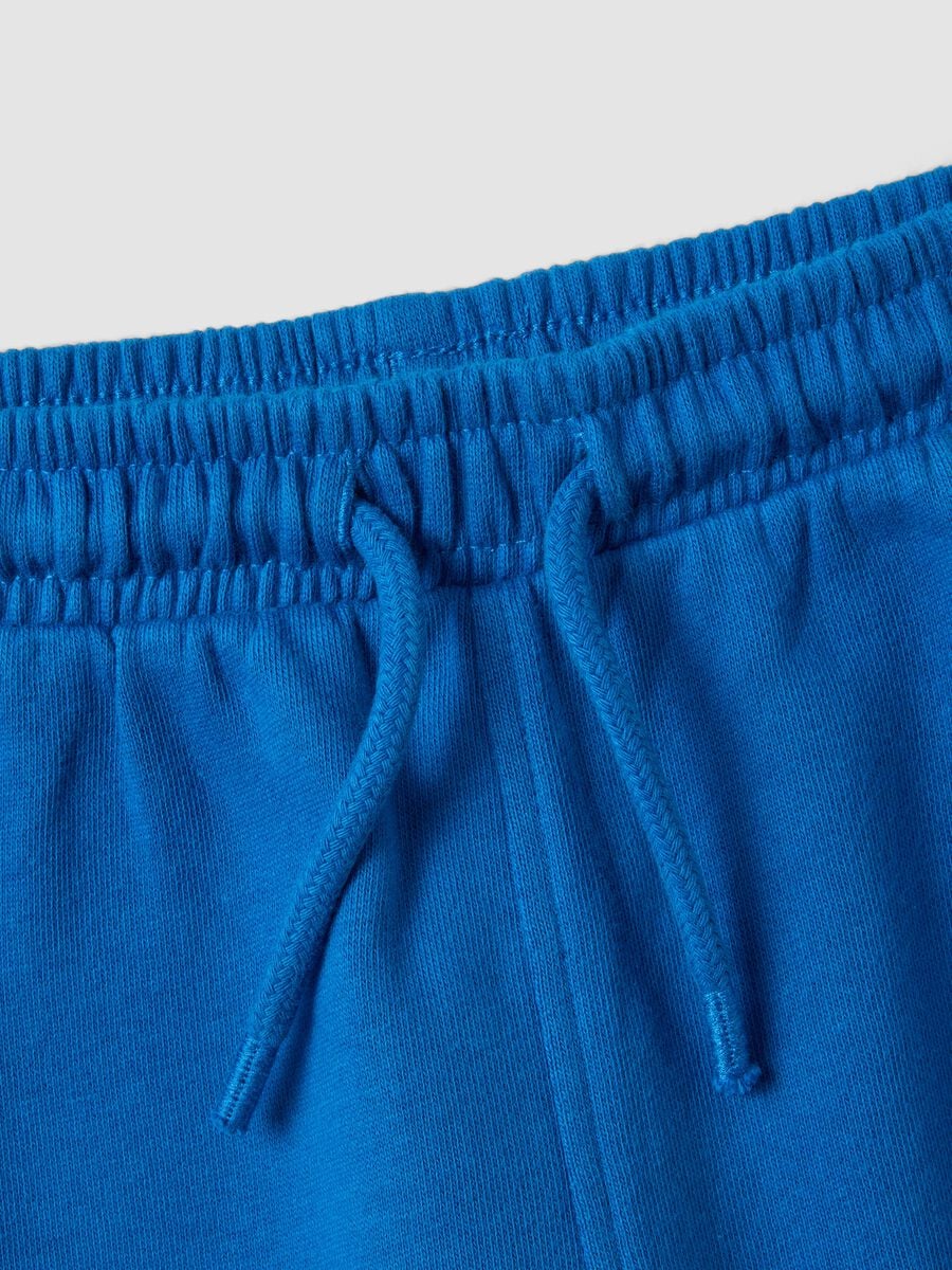 Pantaloni jogger blu in puro cotone organico con coulisse per bimbo_3