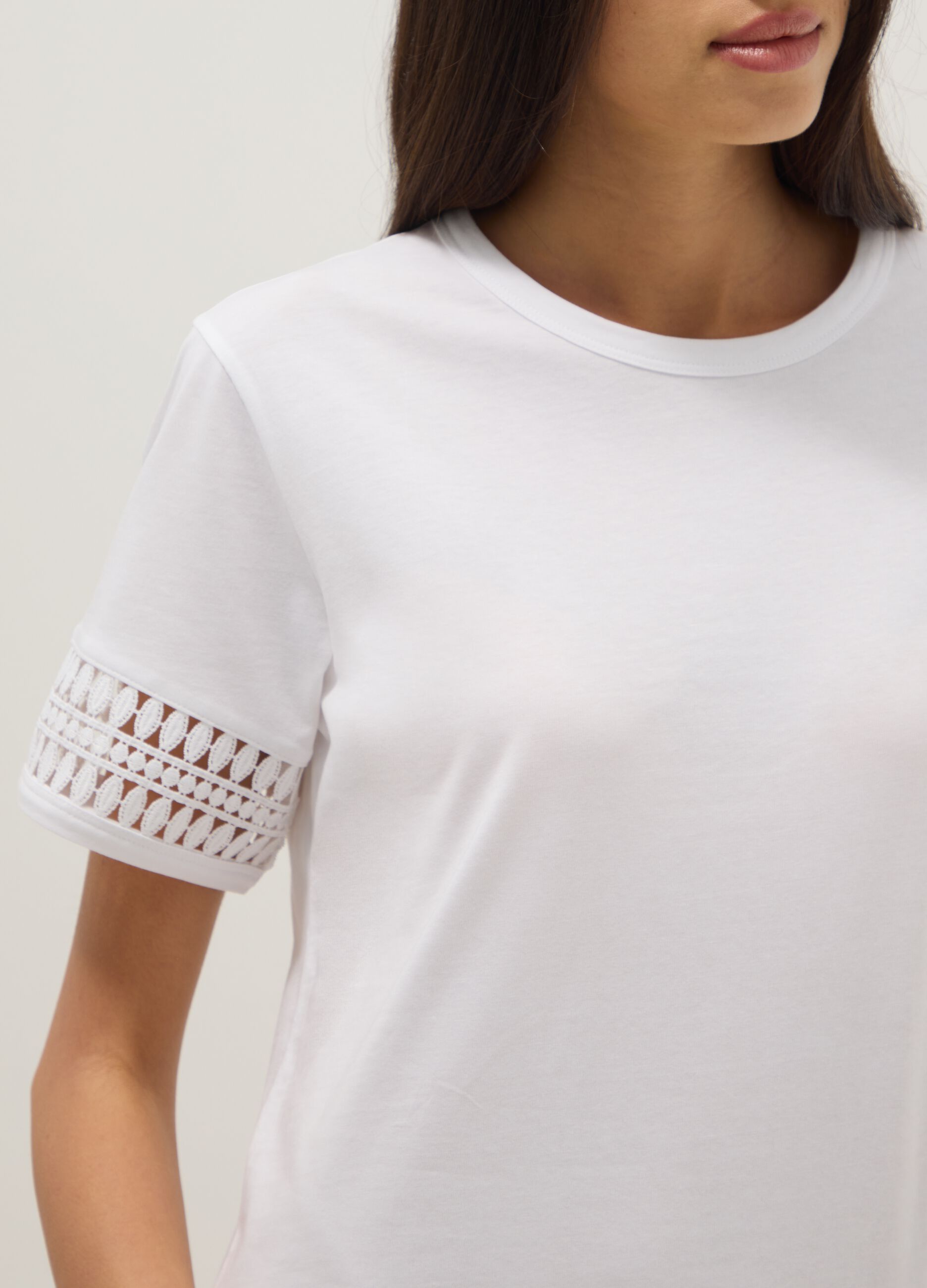 White pure cotton T-shirt with lace sleeves