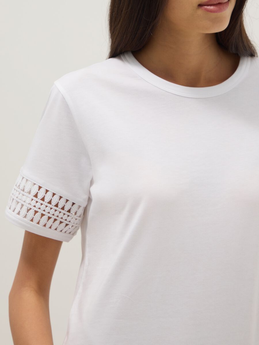 T-shirt bianca in puro cotone con maniche in pizzo_2