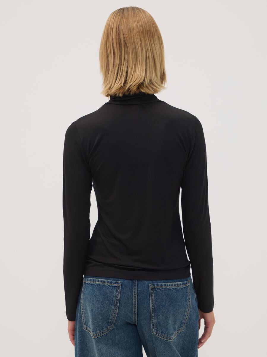Maglia nera in viscosa elasticizzata con colletto rialzato regular fit_3