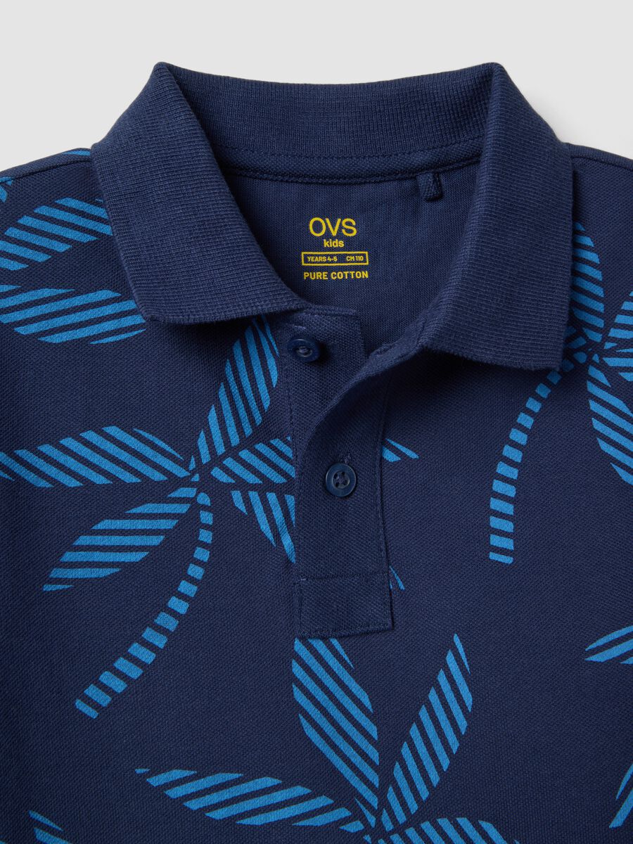 Polo in puro cotone blu da bambino regular fit con design floreale_2
