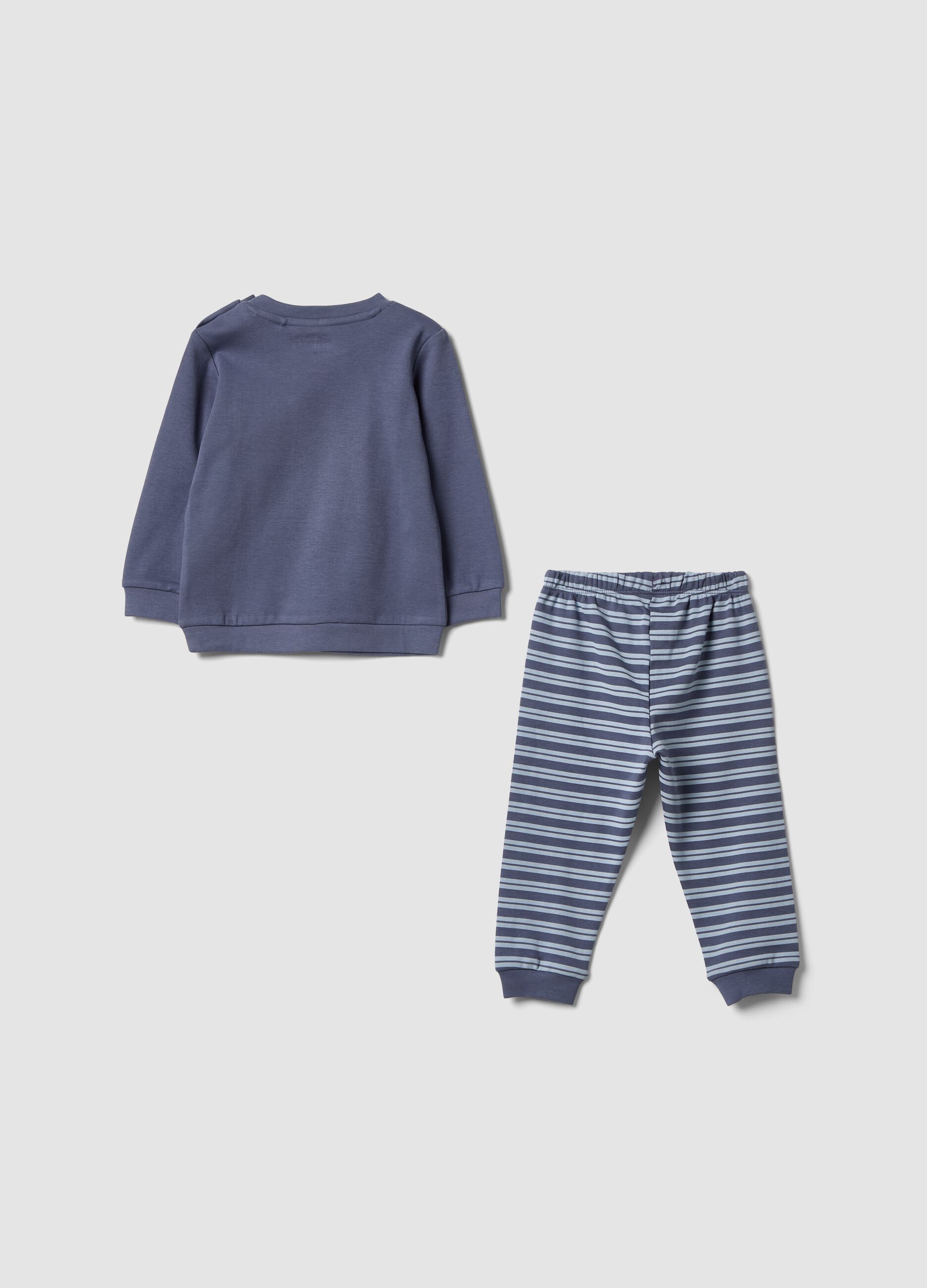Pigiama viola in puro cotone organico con maglia e pantaloni rigati per neonato e bimbo
