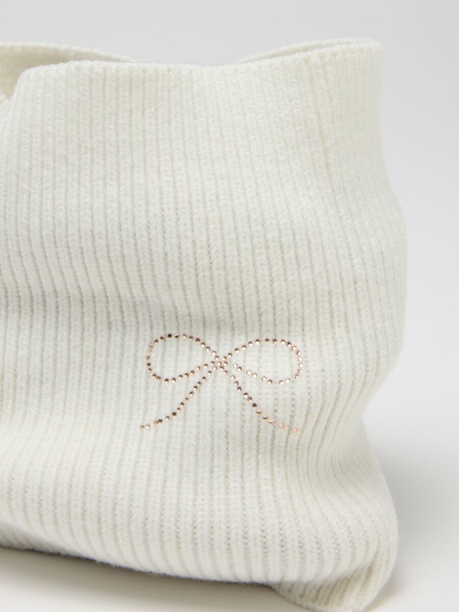 White girl's scarf with embroidery_2