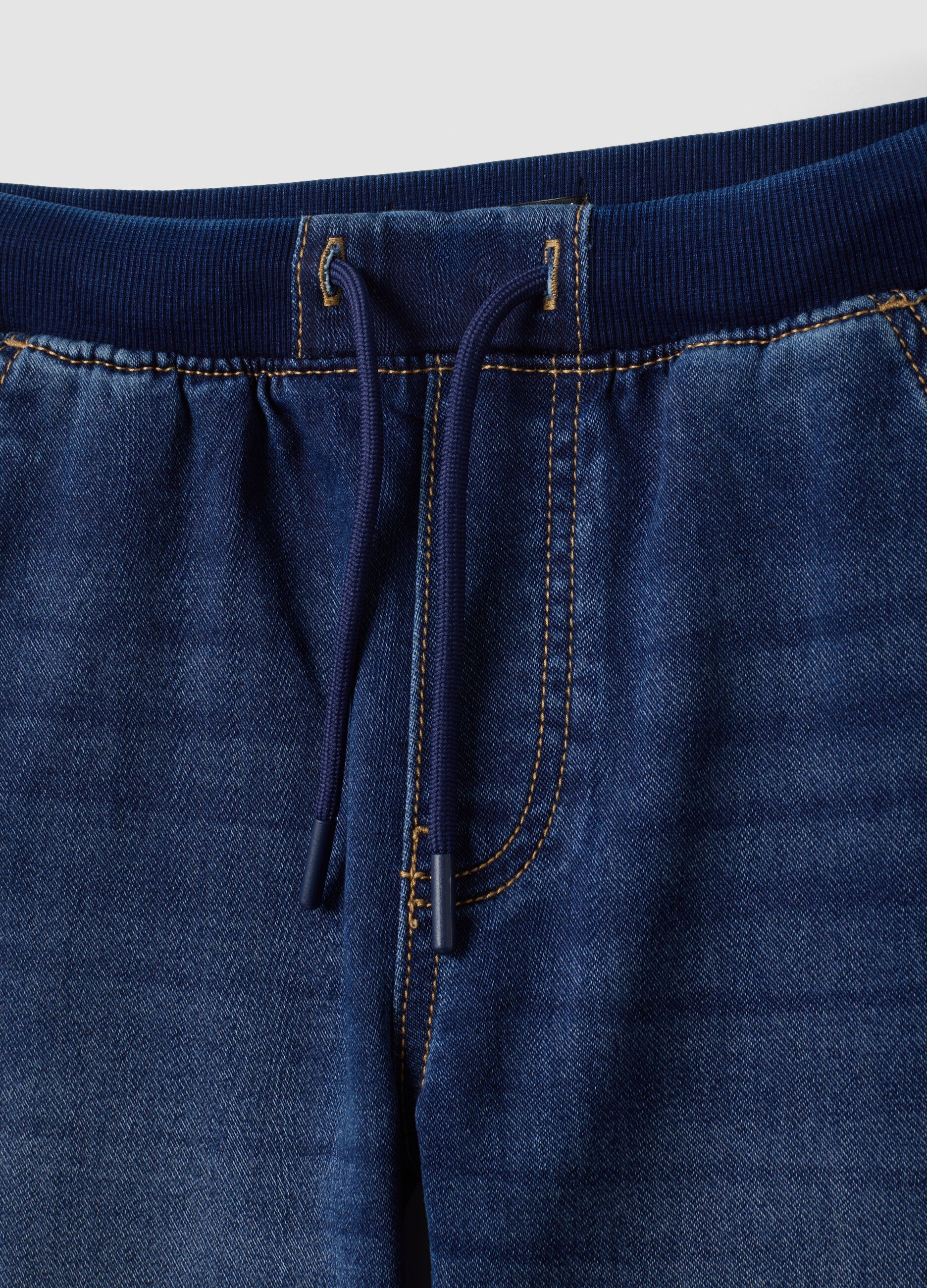 Jogger denim blu in cotone elasticizzato con vita elasticizzata per bambino