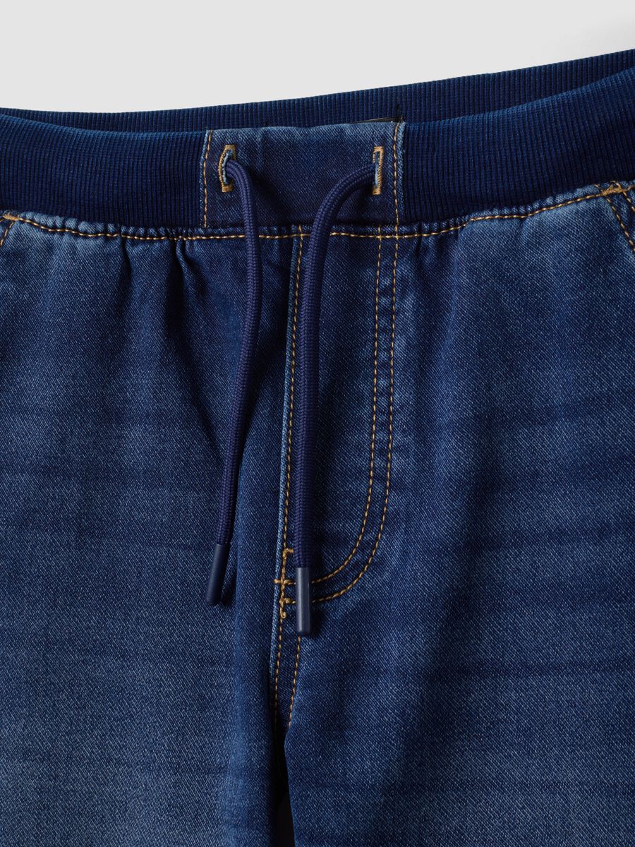 Jogger denim blu in cotone elasticizzato con vita elasticizzata per bambino_2