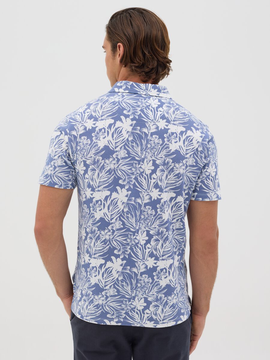 Polo a maniche corte blu con stampa floreale BST_2