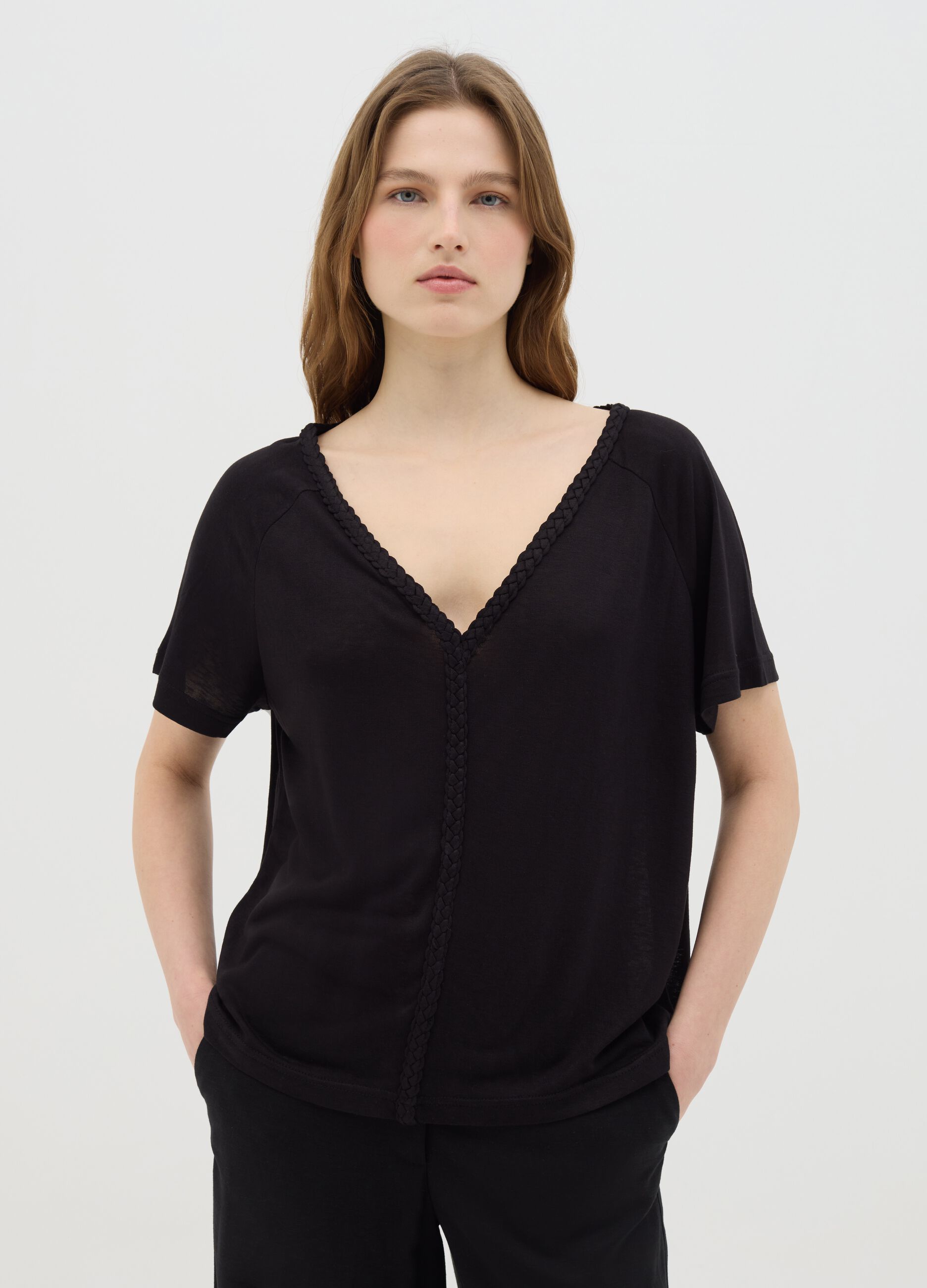 T-shirt da donna in misto viscosa nera regular fit con scollo rotondo