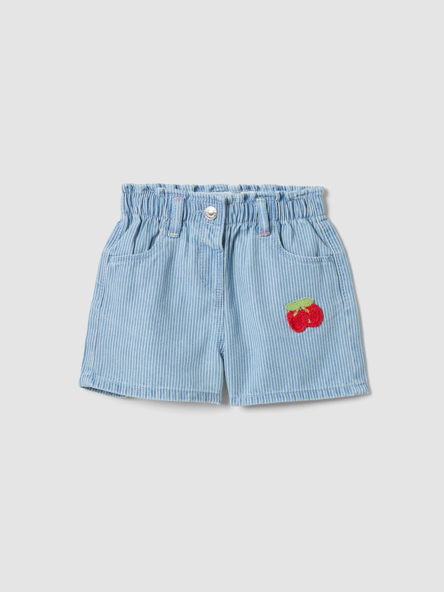 Shorts in misto cotone azzurri a righe da bimba con ricami ciliegia_0
