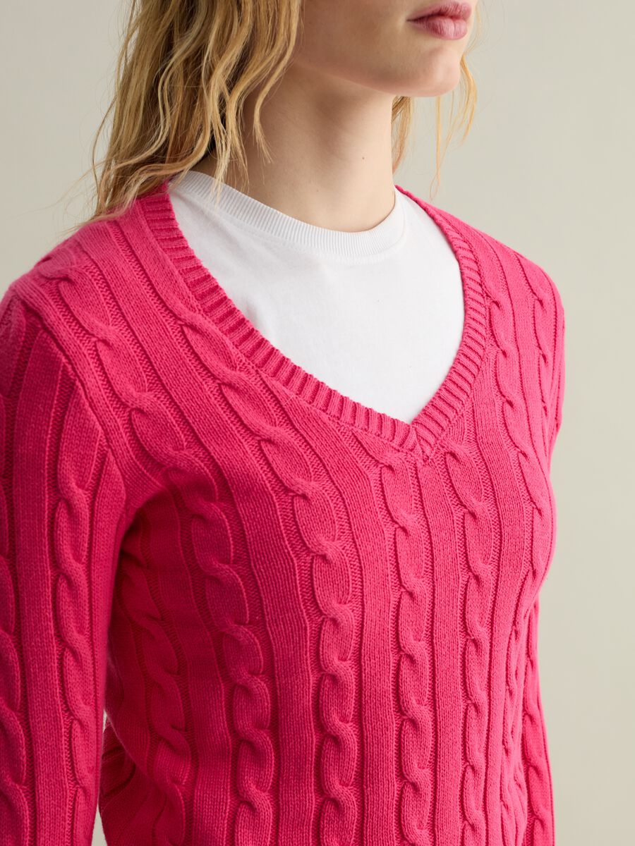 Cable-knit pullover with V neck_3