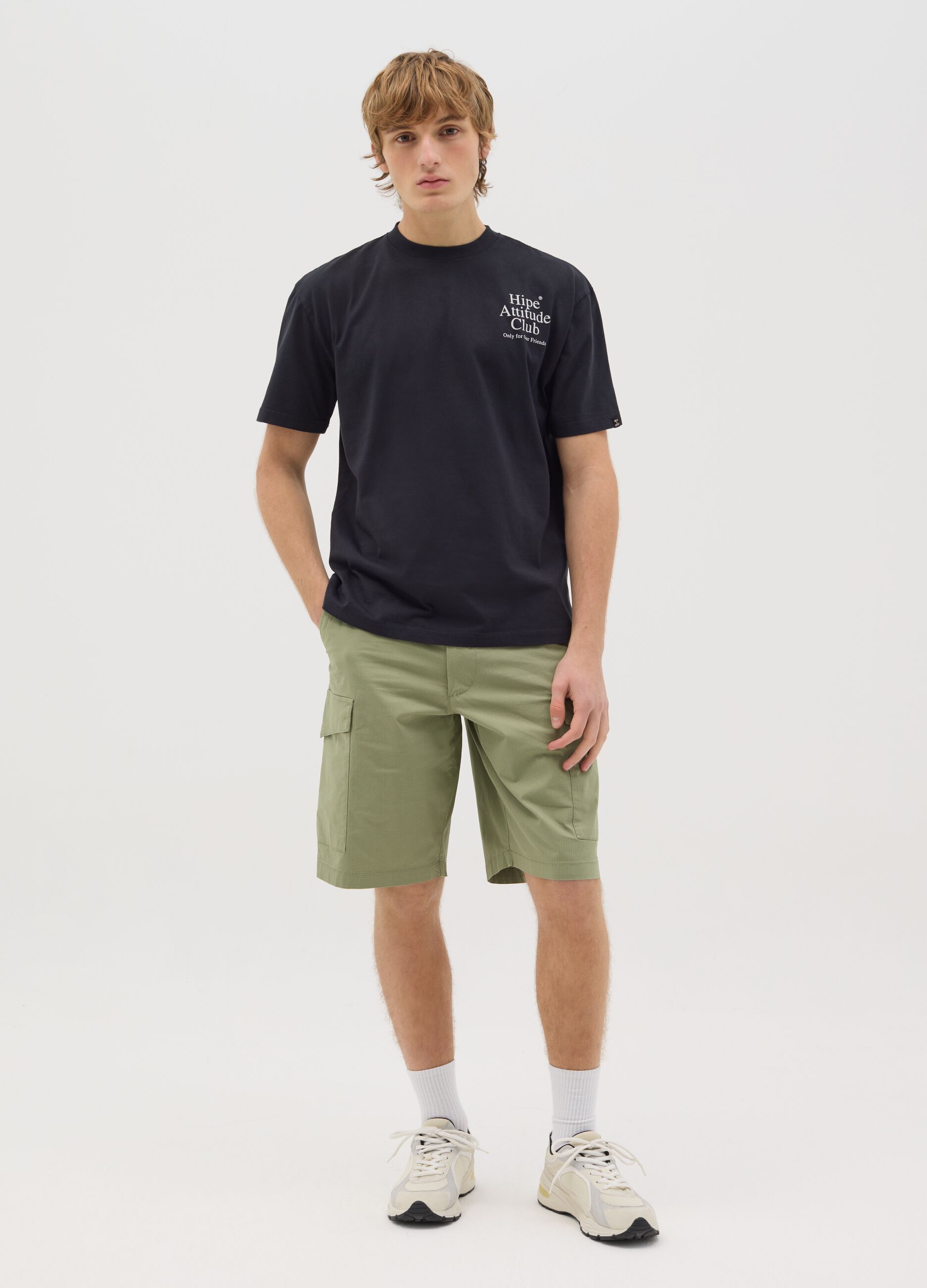 Men’s green cargo shorts in stretch cotton with regular fit