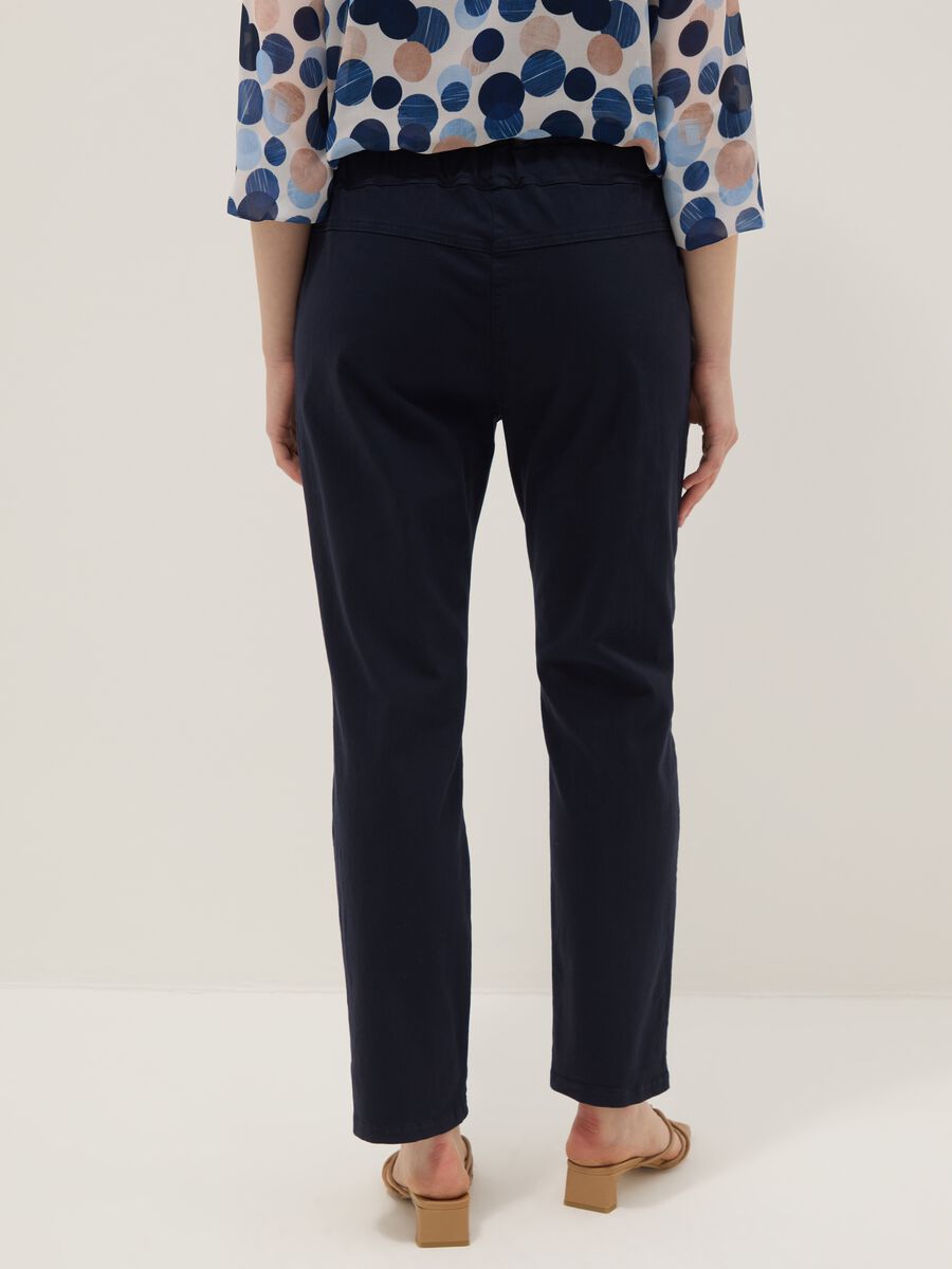 Pantaloni paper bag in cotone elasticizzato blu regular fit_2