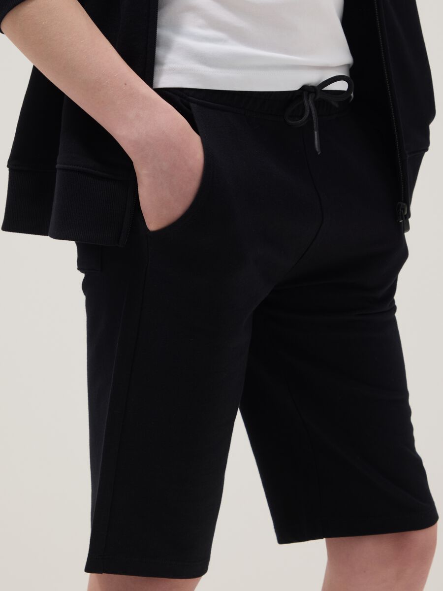 Pantaloni corti in misto cotone nero da ragazzo comfort fit_2