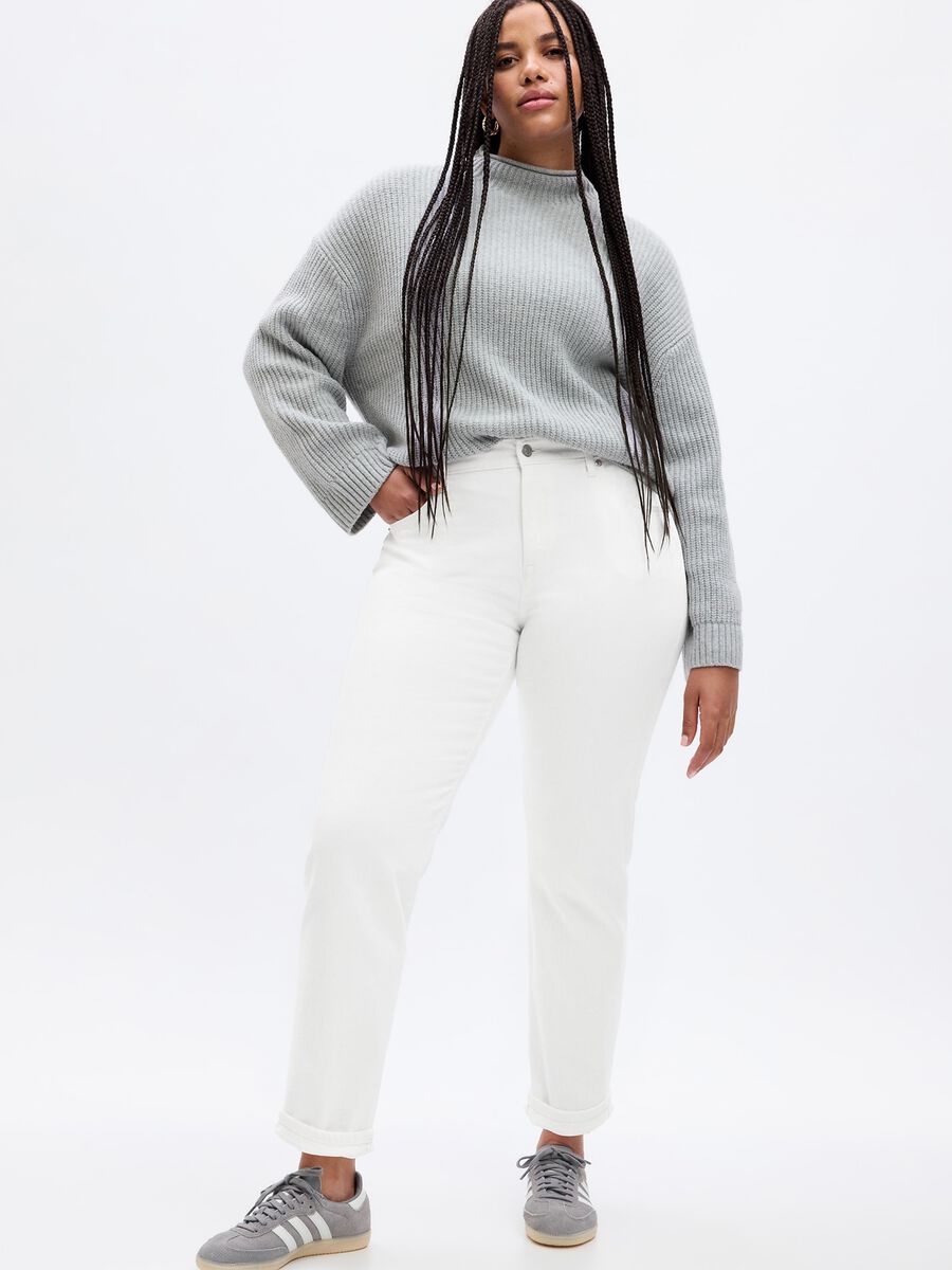 Girlfriend-fit jeans with mid-rise waist_2