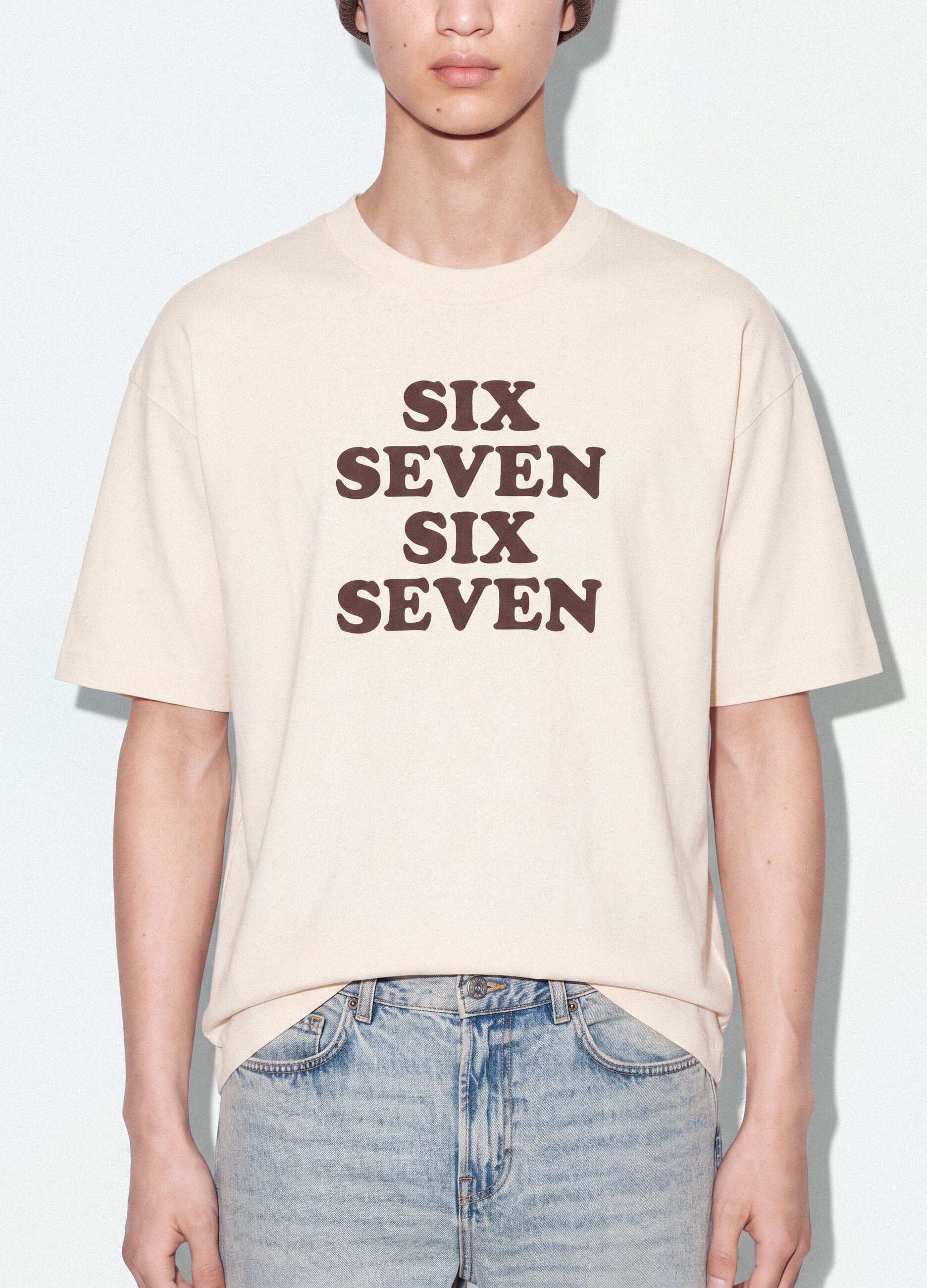 T-shirt bianca in puro cotone con stampa frontale Six Seven boxy fit