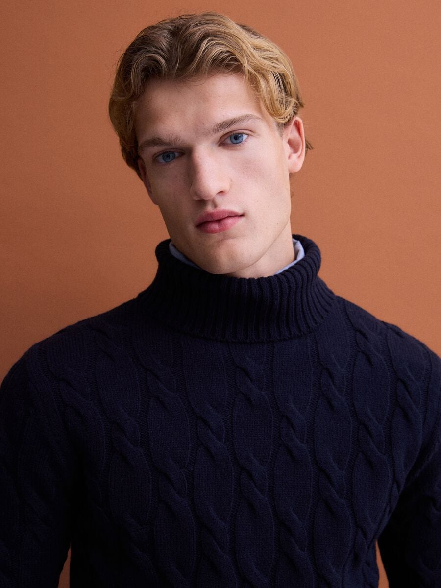 Maglia blu navy in misto lana a trecce con dolcevita regular fit_2